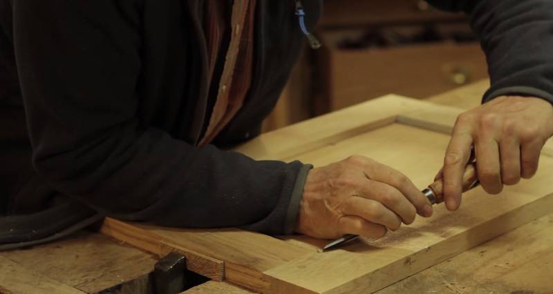 Menuisier en plein travail