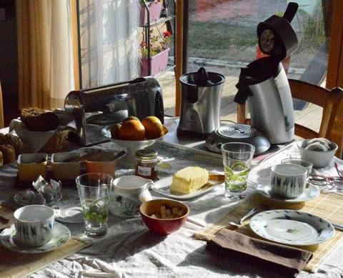 Profitez d'un petit déjeuner fait maison lors de votre séjour romantique à l'Ovni de Martigny avec KooKooning