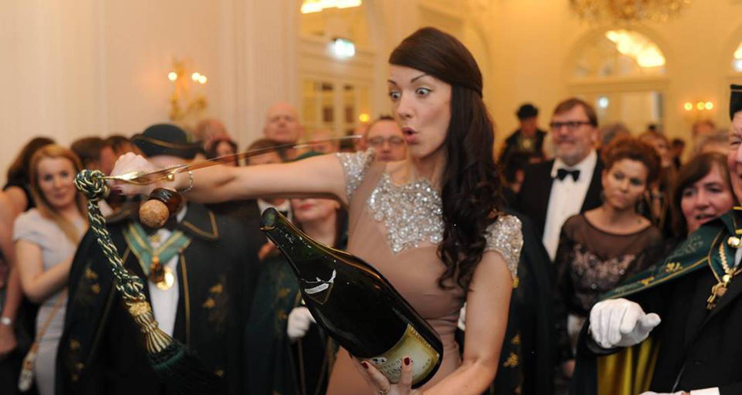 Femme en train de sabrer une bouteille de champagne