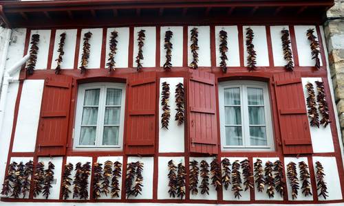 Maison à Espelette avec piments accrochés aux fenêtres