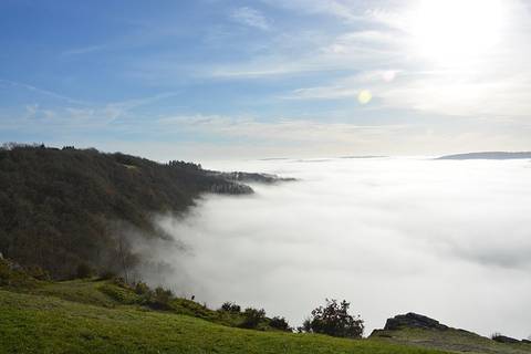 Brume en Suisse normande et visite de falaise lors d'un week-end romantique