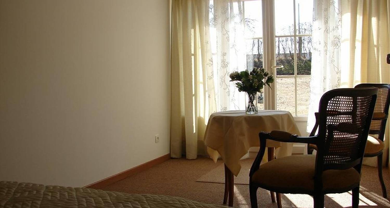 Habitación de huéspedes: villa orangère en bonneuil-matours (100001)