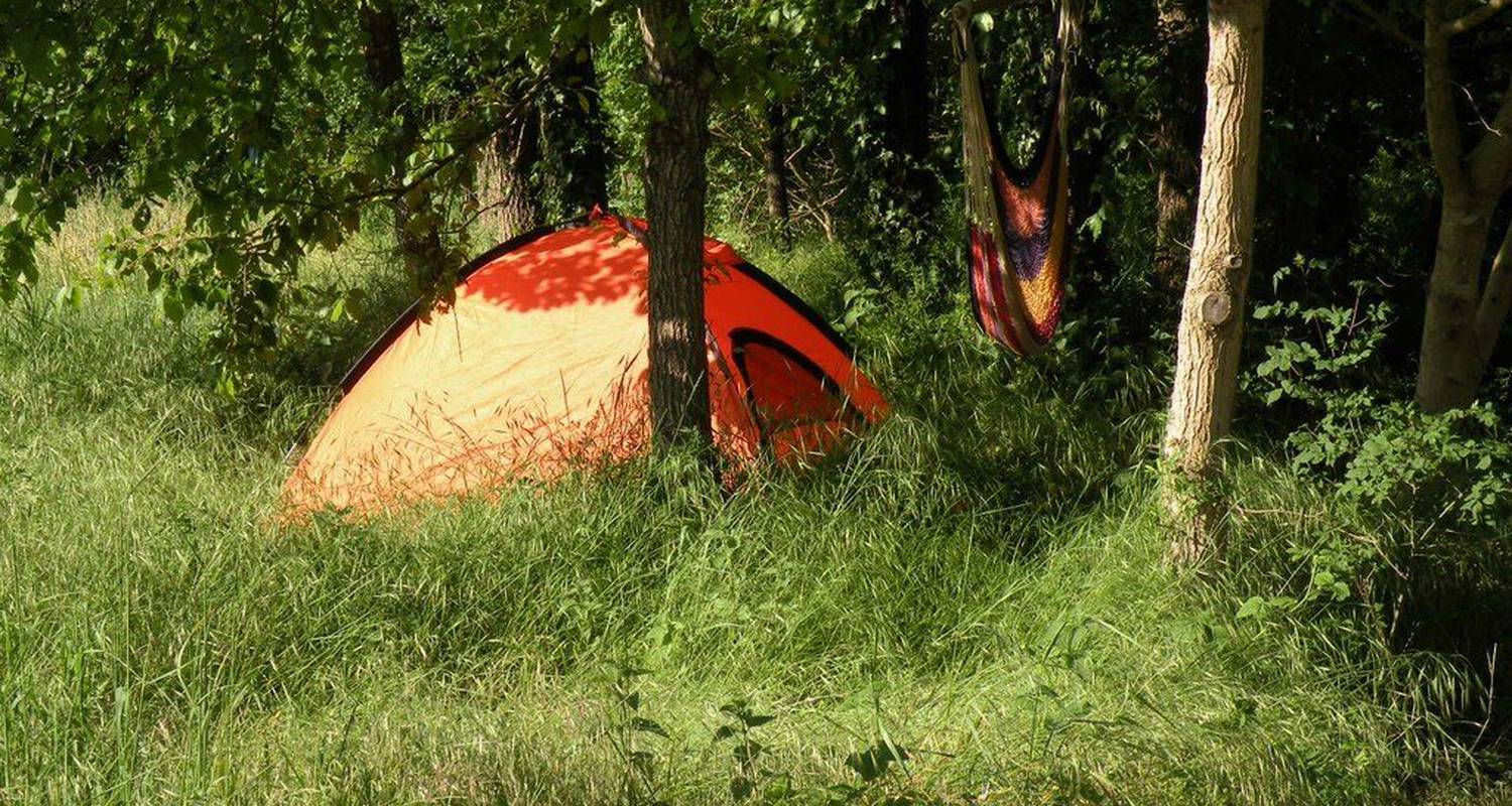 Camping De La Motte Aubert A Saint Saturnin Du Bois