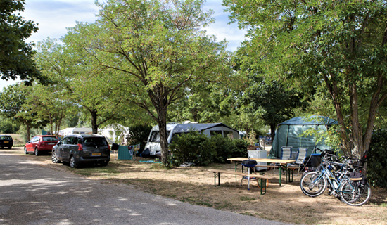 Tente et caravane au camping du Lac Bleu
