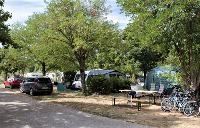 Tente et caravane au camping du Lac Bleu