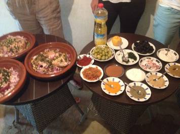 Cours de cuisine dans une maison familiale berbère