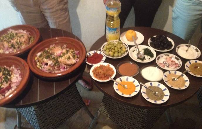 Cours de cuisine dans une maison familiale berbère