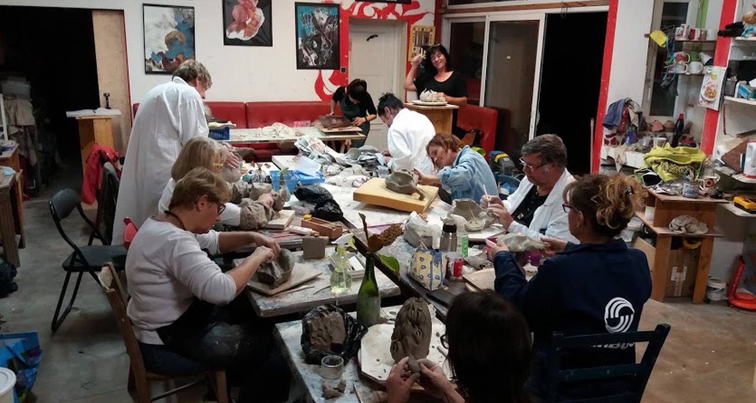 Activity: stage d ete  2018 de modelage, , terre papier, terre sigilee,engobes, émaillage, cuisson raku et enfumage in bouaye (130872)