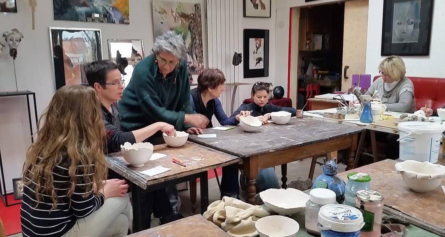 Activity: stage d ete  2018 de modelage, , terre papier, terre sigilee,engobes, émaillage, cuisson raku et enfumage in bouaye (130870)